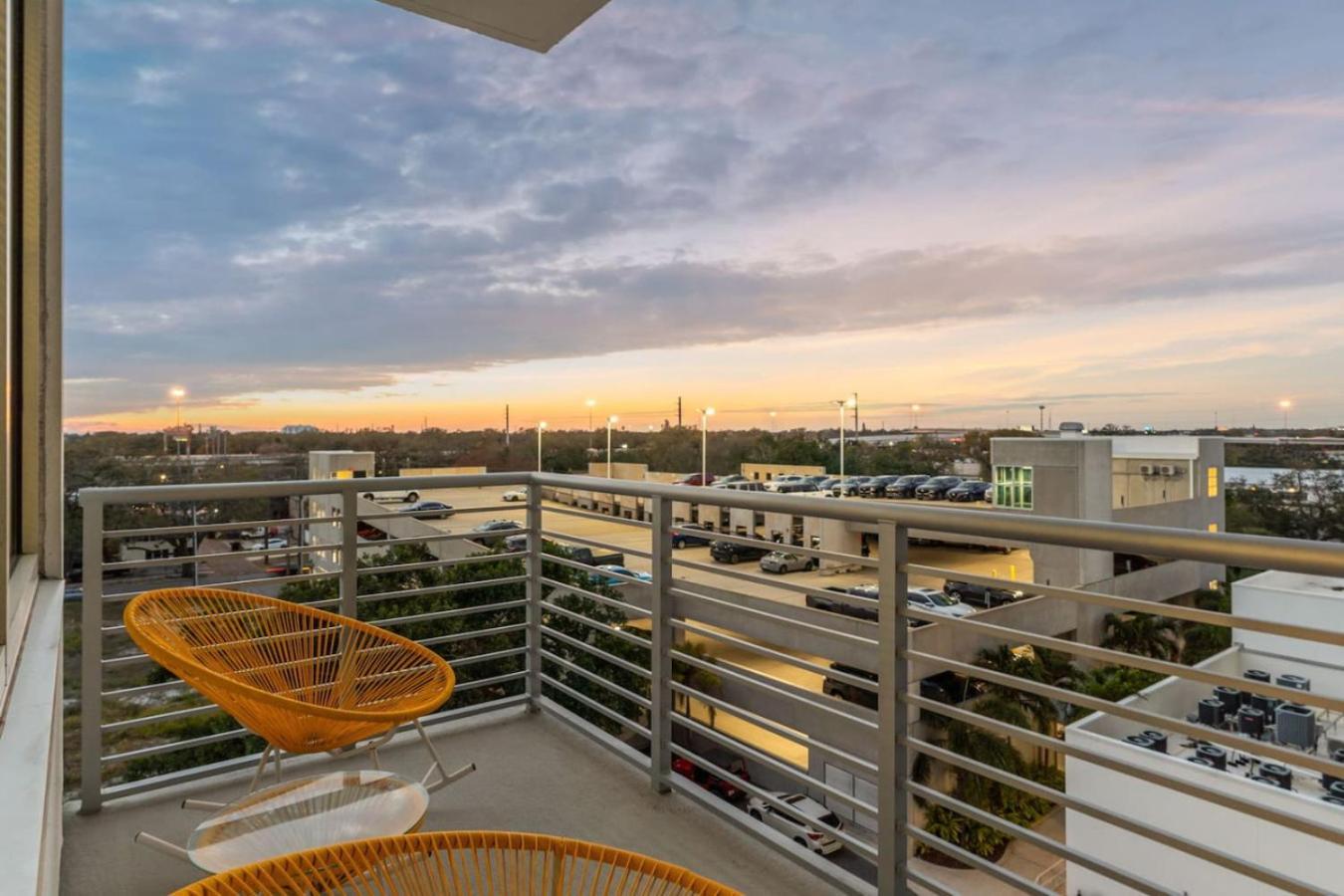 Modern 2 Bed Getaway Steps From Tropicana Field Sint-Petersburg Buitenkant foto